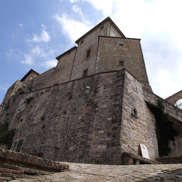 castello della porta di frontone